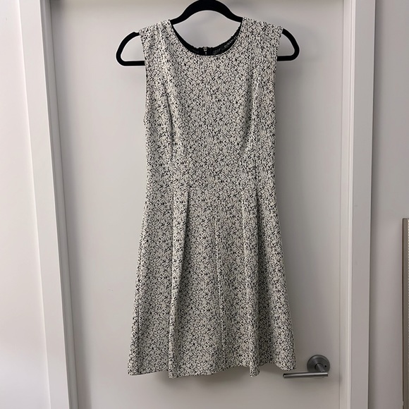 Dynamite white/black patterned dress. - Picture 2 of 6